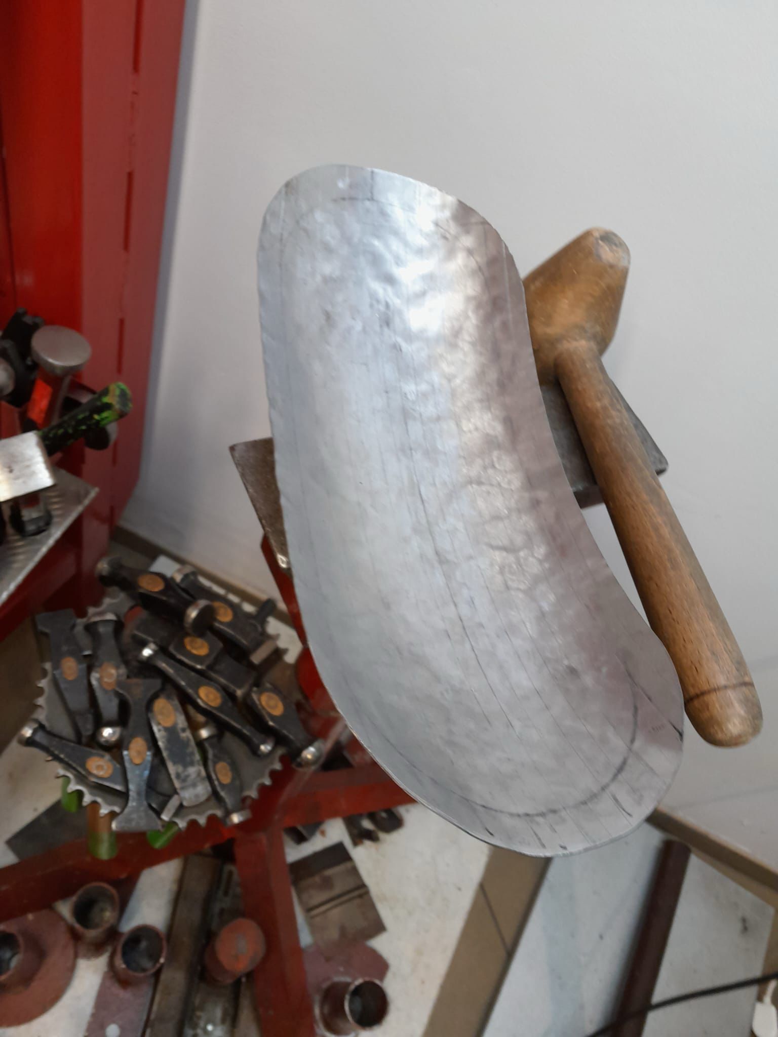 Ręcznie wyklepany element aluminiowy przy drewnianym młotku